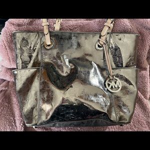 MICHAEL KORS shiny silver tote bag! 👜
